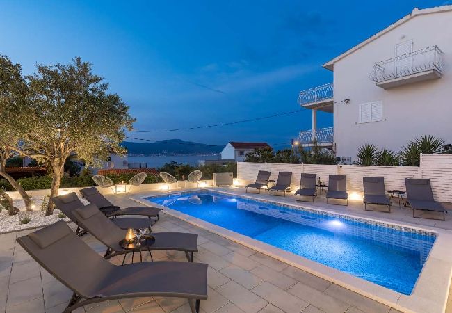 Apartamento en Arbanija - Apartamento en Arbanija con Seaview, Terraza, Acondicionador, WIFI (5139-2) Apartamento en Arbanija - Apartamento en Arbanija con Seaview, Terraza, Acondicionador, WIFI (5139-2)