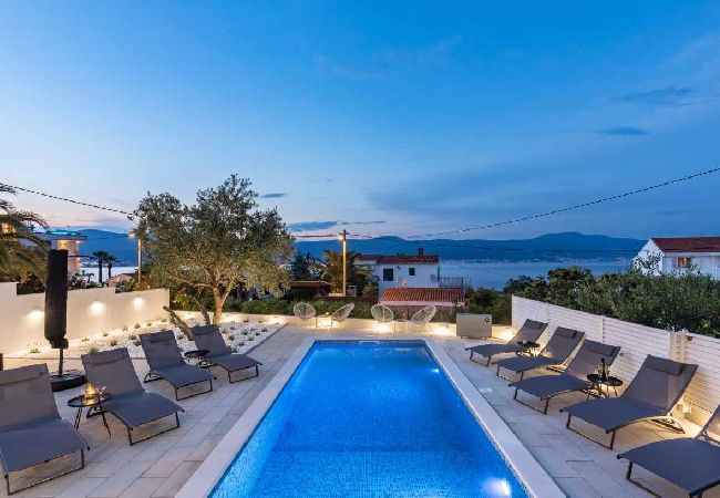 Apartamento en Arbanija - Apartamento en Arbanija con Seaview, Terraza, Acondicionador, WIFI (5139-2) Apartamento en Arbanija - Apartamento en Arbanija con Seaview, Terraza, Acondicionador, WIFI (5139-2)