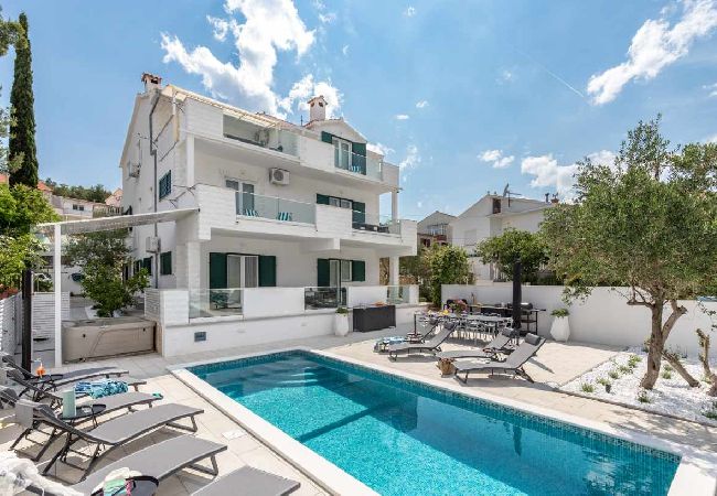 Apartamento en Arbanija - Apartamento en Arbanija con Seaview, Terraza, Acondicionador, WIFI (5139-2) Apartamento en Arbanija - Apartamento en Arbanija con Seaview, Terraza, Acondicionador, WIFI (5139-2)