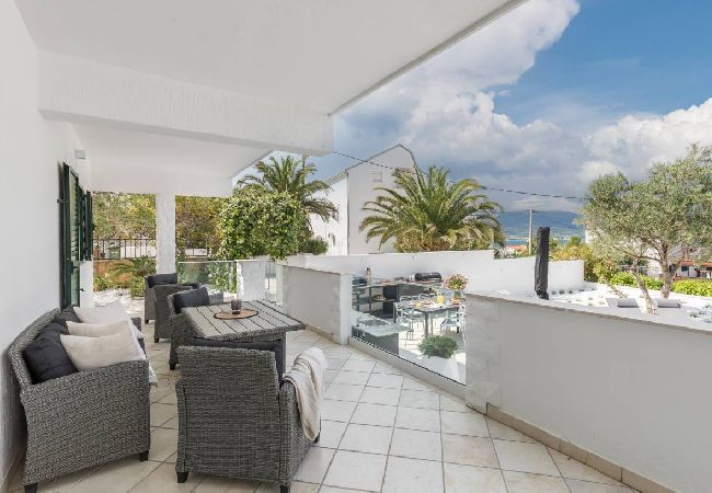 Apartamento en Arbanija - Apartamento en Arbanija con Seaview, Terraza, Acondicionador, WIFI (5139-3) Apartamento en Arbanija - Apartamento en Arbanija con Seaview, Terraza, Acondicionador, WIFI (5139-3)