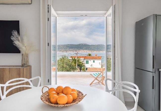 Apartamento en Arbanija - Apartamento en Arbanija con Seaview, Terraza, Acondicionador, WIFI (5139-1) Apartamento en Arbanija - Apartamento en Arbanija con Seaview, Terraza, Acondicionador, WIFI (5139-1)