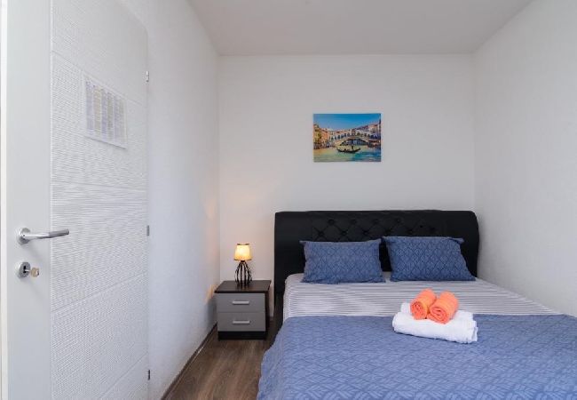 Apartamento en Okrug Gornji - Apartamento en Okrug Gornji con Seaview, Balcón, Acondicionador, WIFI (5134-7) Apartamento en Okrug Gornji - Apartamento en Okrug Gornji con Seaview, Balcón, Acondicionador, WIFI (5134-7)