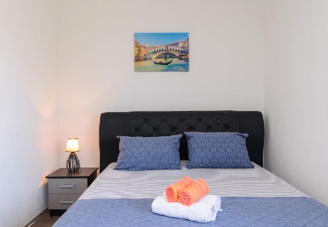 Apartamento en Okrug Gornji - Apartamento en Okrug Gornji con Seaview, Balcón, Acondicionador, WIFI (5134-7) Apartamento en Okrug Gornji - Apartamento en Okrug Gornji con Seaview, Balcón, Acondicionador, WIFI (5134-7)