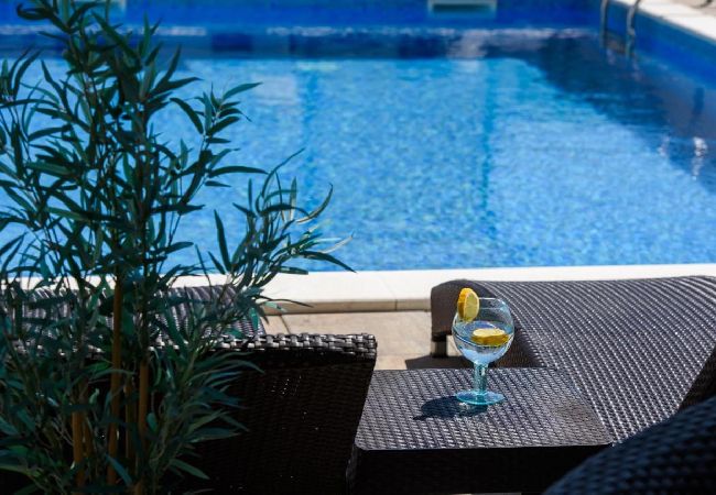 Apartamento en Okrug Gornji - Apartamento en Okrug Gornji con Seaview, Balcón, Acondicionador, WIFI (5134-7) Apartamento en Okrug Gornji - Apartamento en Okrug Gornji con Seaview, Balcón, Acondicionador, WIFI (5134-7)