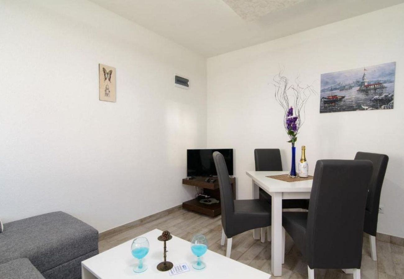 Apartamento en Okrug Gornji - Apartamento en Okrug Gornji con Seaview, Balcón, Acondicionador, WIFI (5134-6)