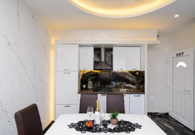 Apartamento en Okrug Gornji - Apartamento en Okrug Gornji con Seaview, Balcón, Acondicionador, WIFI (5134-3) Apartamento en Okrug Gornji - Apartamento en Okrug Gornji con Seaview, Balcón, Acondicionador, WIFI (5134-3)