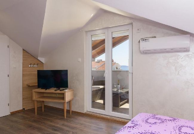 Apartamento en Okrug Gornji - Apartamento en Okrug Gornji con Seaview, Balcón, Acondicionador, WIFI (5134-3) Apartamento en Okrug Gornji - Apartamento en Okrug Gornji con Seaview, Balcón, Acondicionador, WIFI (5134-3)