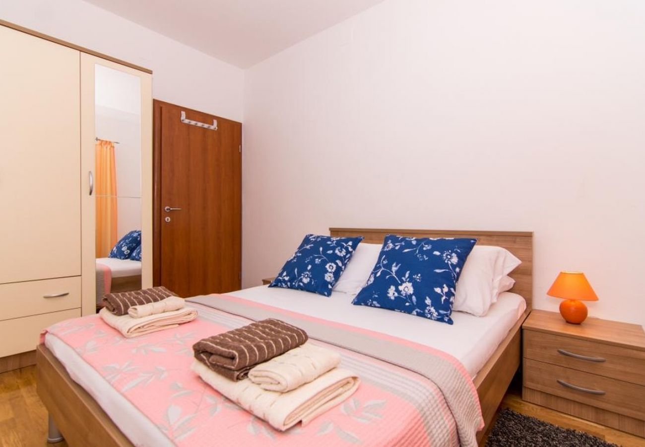 Apartamento en Okrug Gornji - Apartamento en Okrug Gornji con Terraza, Acondicionador, WIFI, Lavadora (5157-1)