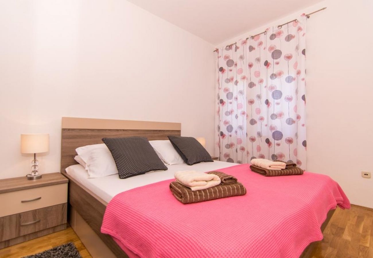 Apartamento en Okrug Gornji - Apartamento en Okrug Gornji con Terraza, Acondicionador, WIFI, Lavadora (5157-1)