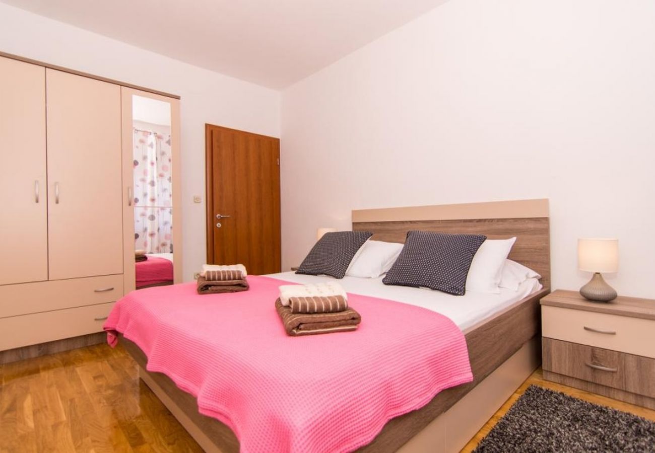 Apartamento en Okrug Gornji - Apartamento en Okrug Gornji con Terraza, Acondicionador, WIFI, Lavadora (5157-1)