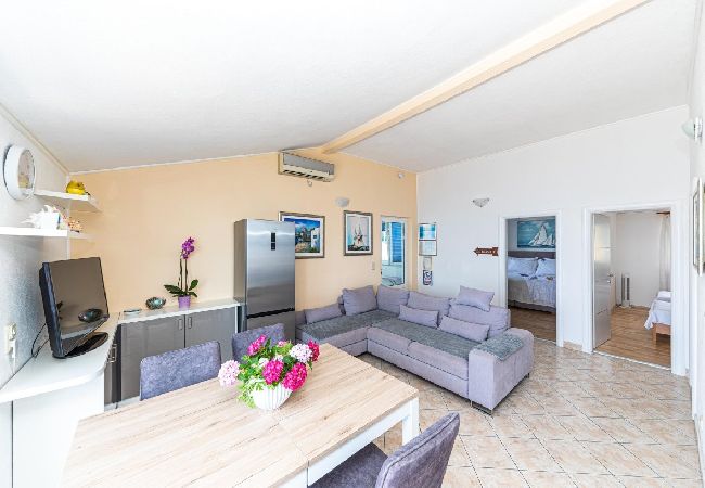 Apartamento en Okrug Gornji - Apartamento en Okrug Gornji con Seaview, Terraza, Acondicionador, WIFI (5160-3) Apartamento en Okrug Gornji - Apartamento en Okrug Gornji con Seaview, Terraza, Acondicionador, WIFI (5160-3)