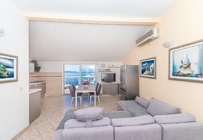 Apartamento en Okrug Gornji - Apartamento en Okrug Gornji con Seaview, Terraza, Acondicionador, WIFI (5160-3) Apartamento en Okrug Gornji - Apartamento en Okrug Gornji con Seaview, Terraza, Acondicionador, WIFI (5160-3)