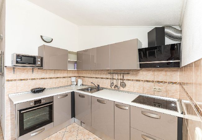 Apartamento en Okrug Gornji - Apartamento en Okrug Gornji con Seaview, Terraza, Acondicionador, WIFI (5160-3) Apartamento en Okrug Gornji - Apartamento en Okrug Gornji con Seaview, Terraza, Acondicionador, WIFI (5160-3)