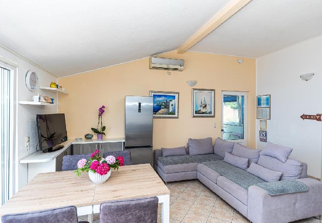 Apartamento en Okrug Gornji - Apartamento en Okrug Gornji con Seaview, Terraza, Acondicionador, WIFI (5160-3) Apartamento en Okrug Gornji - Apartamento en Okrug Gornji con Seaview, Terraza, Acondicionador, WIFI (5160-3)