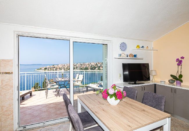 Apartamento en Okrug Gornji - Apartamento en Okrug Gornji con Seaview, Terraza, Acondicionador, WIFI (5160-3) Apartamento en Okrug Gornji - Apartamento en Okrug Gornji con Seaview, Terraza, Acondicionador, WIFI (5160-3)