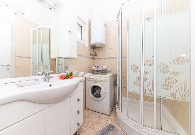 Apartamento en Okrug Gornji - Apartamento en Okrug Gornji con Seaview, Terraza, Acondicionador, WIFI (5160-3) Apartamento en Okrug Gornji - Apartamento en Okrug Gornji con Seaview, Terraza, Acondicionador, WIFI (5160-3)