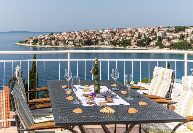 Apartamento en Okrug Gornji - Apartamento en Okrug Gornji con Seaview, Terraza, Acondicionador, WIFI (5160-3) Apartamento en Okrug Gornji - Apartamento en Okrug Gornji con Seaview, Terraza, Acondicionador, WIFI (5160-3)