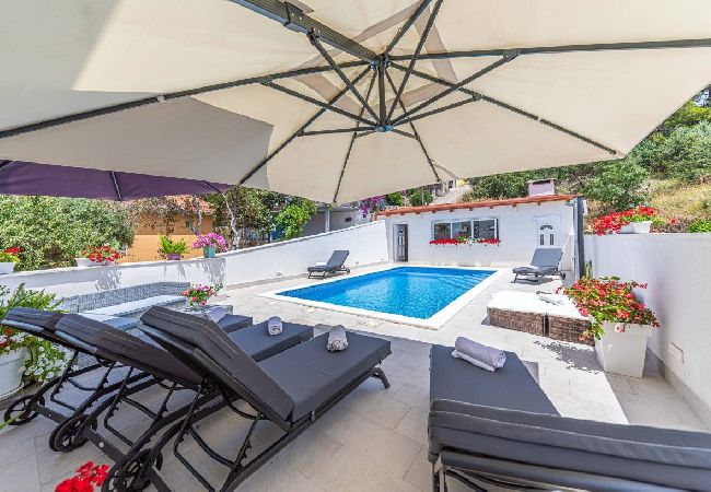 Apartamento en Okrug Gornji - Apartamento en Okrug Gornji con Seaview, Terraza, Acondicionador, WIFI (5160-3) Apartamento en Okrug Gornji - Apartamento en Okrug Gornji con Seaview, Terraza, Acondicionador, WIFI (5160-3)