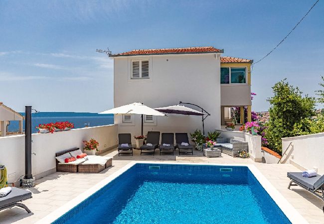 Apartamento en Okrug Gornji - Apartamento en Okrug Gornji con Seaview, Terraza, Acondicionador, WIFI (5160-3) Apartamento en Okrug Gornji - Apartamento en Okrug Gornji con Seaview, Terraza, Acondicionador, WIFI (5160-3)