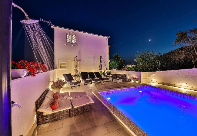 Apartamento en Okrug Gornji - Apartamento en Okrug Gornji con Seaview, Terraza, Acondicionador, WIFI (5160-3) Apartamento en Okrug Gornji - Apartamento en Okrug Gornji con Seaview, Terraza, Acondicionador, WIFI (5160-3)