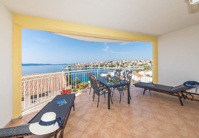 Apartamento en Okrug Gornji - Apartamento en Okrug Gornji con Seaview, Terraza, Acondicionador, WIFI (5160-2) Apartamento en Okrug Gornji - Apartamento en Okrug Gornji con Seaview, Terraza, Acondicionador, WIFI (5160-2)