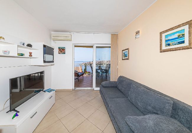 Apartamento en Okrug Gornji - Apartamento en Okrug Gornji con Seaview, Terraza, Acondicionador, WIFI (5160-2) Apartamento en Okrug Gornji - Apartamento en Okrug Gornji con Seaview, Terraza, Acondicionador, WIFI (5160-2)