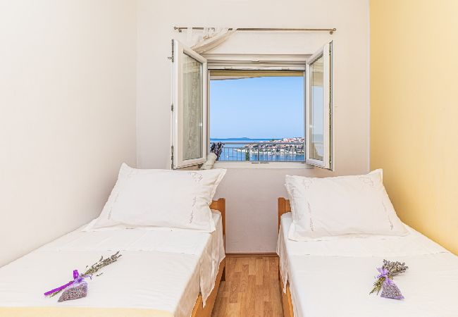 Apartamento en Okrug Gornji - Apartamento en Okrug Gornji con Seaview, Terraza, Acondicionador, WIFI (5160-2) Apartamento en Okrug Gornji - Apartamento en Okrug Gornji con Seaview, Terraza, Acondicionador, WIFI (5160-2)