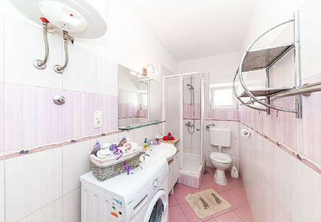 Apartamento en Okrug Gornji - Apartamento en Okrug Gornji con Seaview, Terraza, Acondicionador, WIFI (5160-2) Apartamento en Okrug Gornji - Apartamento en Okrug Gornji con Seaview, Terraza, Acondicionador, WIFI (5160-2)