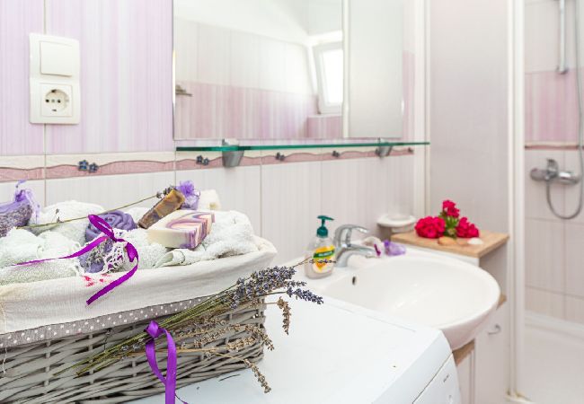 Apartamento en Okrug Gornji - Apartamento en Okrug Gornji con Seaview, Terraza, Acondicionador, WIFI (5160-2) Apartamento en Okrug Gornji - Apartamento en Okrug Gornji con Seaview, Terraza, Acondicionador, WIFI (5160-2)