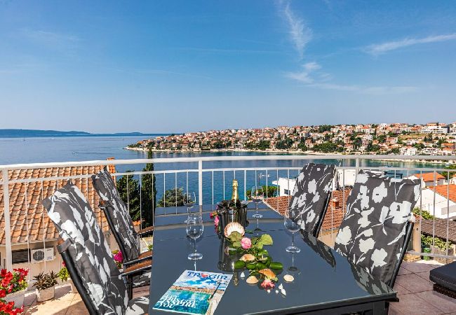 Apartamento en Okrug Gornji - Apartamento en Okrug Gornji con Seaview, Terraza, Acondicionador, WIFI (5160-2) Apartamento en Okrug Gornji - Apartamento en Okrug Gornji con Seaview, Terraza, Acondicionador, WIFI (5160-2)