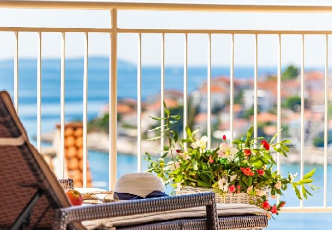 Apartamento en Okrug Gornji - Apartamento en Okrug Gornji con Seaview, Terraza, Acondicionador, WIFI (5160-2) Apartamento en Okrug Gornji - Apartamento en Okrug Gornji con Seaview, Terraza, Acondicionador, WIFI (5160-2)