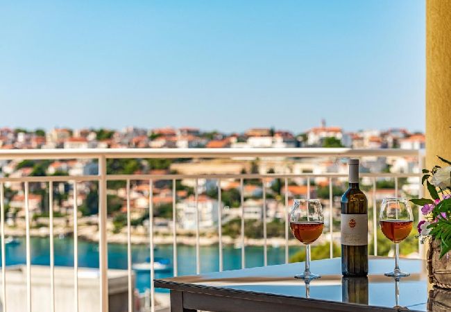 Apartamento en Okrug Gornji - Apartamento en Okrug Gornji con Seaview, Terraza, Acondicionador, WIFI (5160-2) Apartamento en Okrug Gornji - Apartamento en Okrug Gornji con Seaview, Terraza, Acondicionador, WIFI (5160-2)