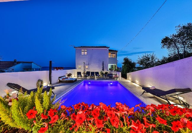 Apartamento en Okrug Gornji - Apartamento en Okrug Gornji con Seaview, Terraza, Acondicionador, WIFI (5160-2) Apartamento en Okrug Gornji - Apartamento en Okrug Gornji con Seaview, Terraza, Acondicionador, WIFI (5160-2)