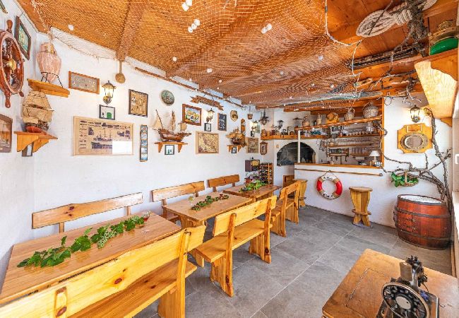 Apartamento en Okrug Gornji - Apartamento en Okrug Gornji con Seaview, Terraza, Acondicionador, WIFI (5160-2) Apartamento en Okrug Gornji - Apartamento en Okrug Gornji con Seaview, Terraza, Acondicionador, WIFI (5160-2)