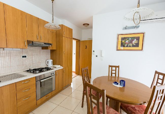 Apartamento en Okrug Donji - Apartamento en Okrug Donji con Seaview, Balcón, Acondicionador, WIFI (5166-3) Apartamento en Okrug Donji - Apartamento en Okrug Donji con Seaview, Balcón, Acondicionador, WIFI (5166-3)