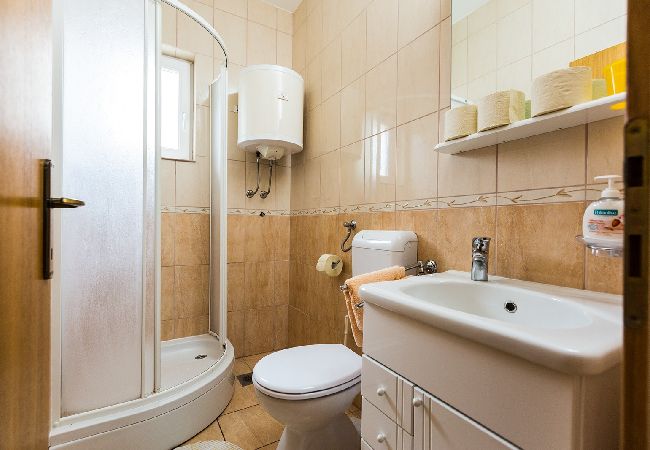 Apartamento en Okrug Donji - Apartamento en Okrug Donji con Seaview, Balcón, Acondicionador, WIFI (5166-4) Apartamento en Okrug Donji - Apartamento en Okrug Donji con Seaview, Balcón, Acondicionador, WIFI (5166-4)