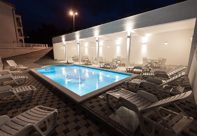 Apartamento en Okrug Donji - Apartamento en Okrug Donji con Seaview, Balcón, Acondicionador, WIFI (5166-4) Apartamento en Okrug Donji - Apartamento en Okrug Donji con Seaview, Balcón, Acondicionador, WIFI (5166-4)