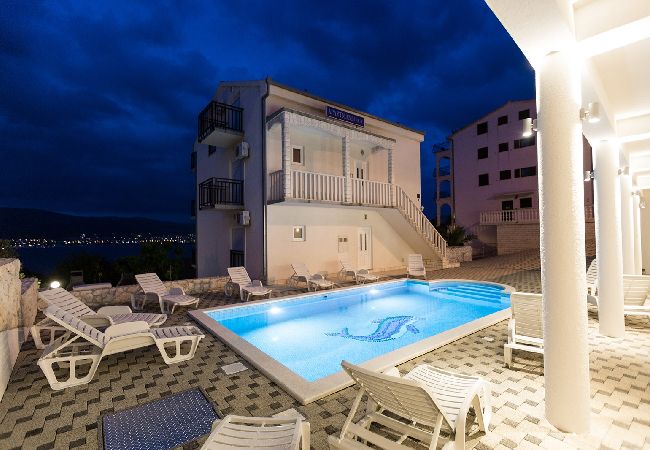 Apartamento en Okrug Donji - Apartamento en Okrug Donji con Seaview, Balcón, Acondicionador, WIFI (5166-1) Apartamento en Okrug Donji - Apartamento en Okrug Donji con Seaview, Balcón, Acondicionador, WIFI (5166-1)