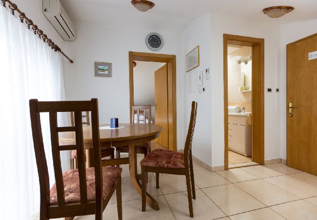 Apartamento en Okrug Donji - Apartamento en Okrug Donji con Seaview, Balcón, Acondicionador, WIFI (5166-1) Apartamento en Okrug Donji - Apartamento en Okrug Donji con Seaview, Balcón, Acondicionador, WIFI (5166-1)