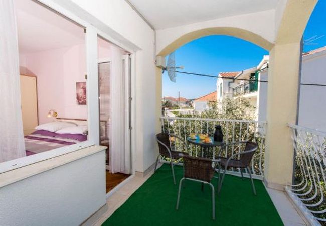 Apartamento en Okrug Gornji - Apartamento en Okrug Gornji con Seaview, Balcón, Acondicionador, WIFI (5167-2) Apartamento en Okrug Gornji - Apartamento en Okrug Gornji con Seaview, Balcón, Acondicionador, WIFI (5167-2)