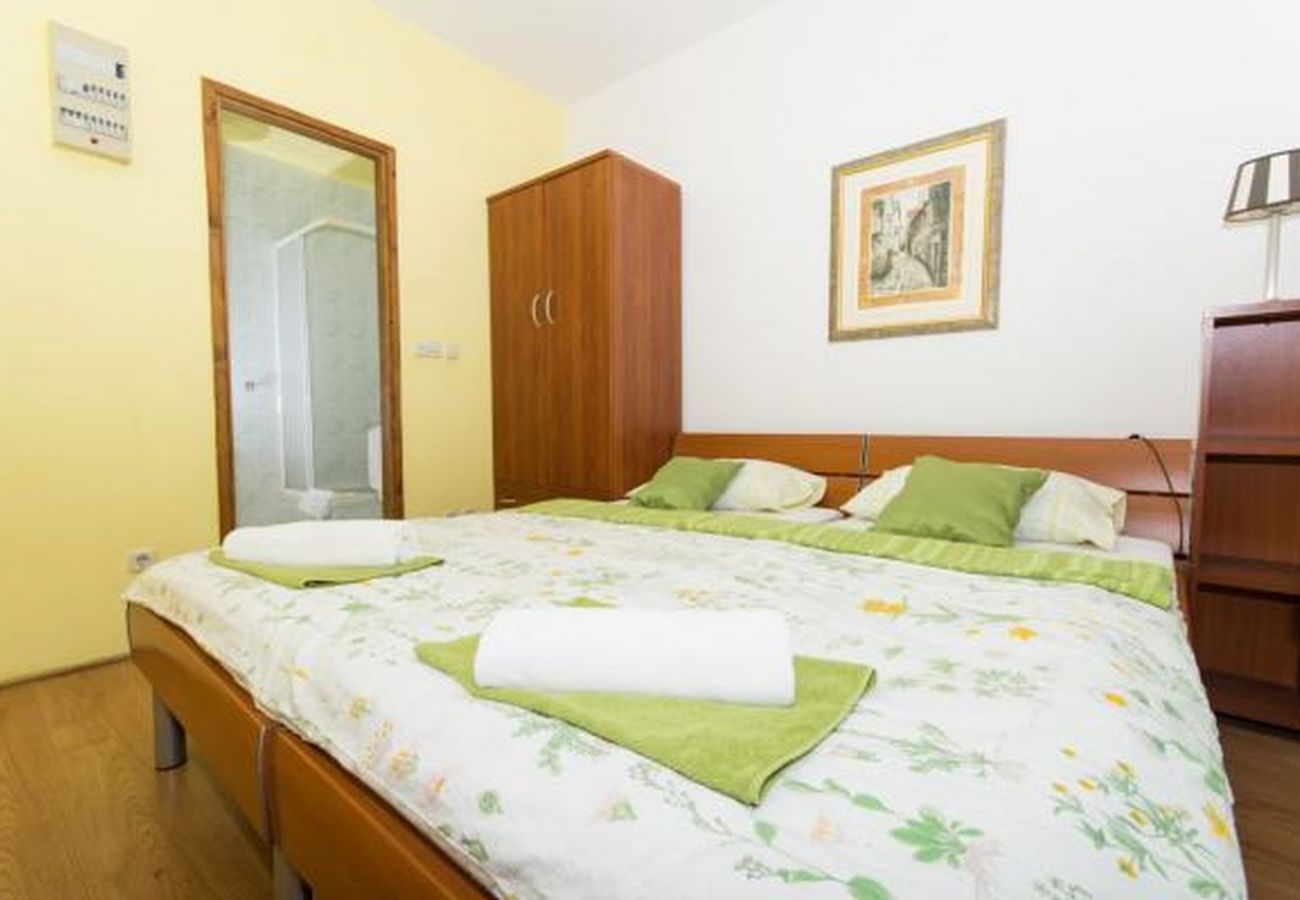 Apartamento en Okrug Gornji - Apartamento en Okrug Gornji con Terraza, Acondicionador, WIFI, Lavadora (5167-1)