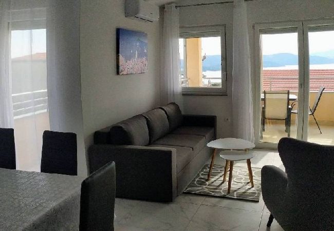 Apartamento en Okrug Gornji - Apartamento en Okrug Gornji con Seaview, Balcón, Acondicionador, WIFI (5059-4) Apartamento en Okrug Gornji - Apartamento en Okrug Gornji con Seaview, Balcón, Acondicionador, WIFI (5059-4)