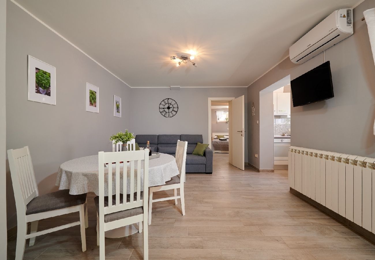 Apartamento en Trogir - Apartamento en Trogir con Balcón, Acondicionador, WIFI, Lavadora (5058-3)