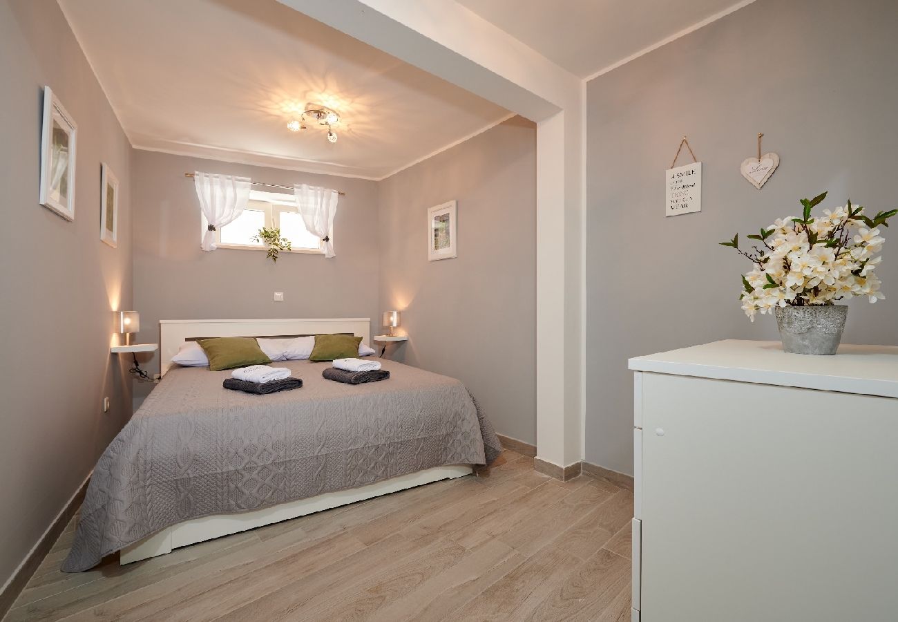 Apartamento en Trogir - Apartamento en Trogir con Balcón, Acondicionador, WIFI, Lavadora (5058-3)