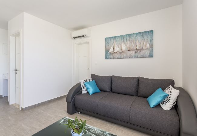 Apartamento en Podstrana - Apartamento en Podstrana-Sv.Martin con Balcón, Acondicionador, WIFI, Lavadora (4777-2) Apartamento en Podstrana - Apartamento en Podstrana-Sv.Martin con Balcón, Acondicionador, WIFI, Lavadora (4777-2)