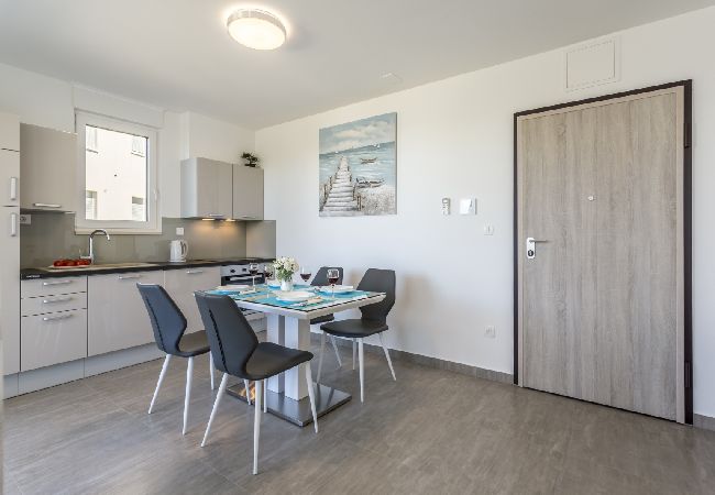 Apartamento en Podstrana - Apartamento en Podstrana-Sv.Martin con Balcón, Acondicionador, WIFI, Lavadora (4777-2) Apartamento en Podstrana - Apartamento en Podstrana-Sv.Martin con Balcón, Acondicionador, WIFI, Lavadora (4777-2)