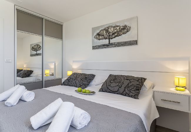 Apartamento en Podstrana - Apartamento en Podstrana-Sv.Martin con Balcón, Acondicionador, WIFI, Lavadora (4777-2) Apartamento en Podstrana - Apartamento en Podstrana-Sv.Martin con Balcón, Acondicionador, WIFI, Lavadora (4777-2)