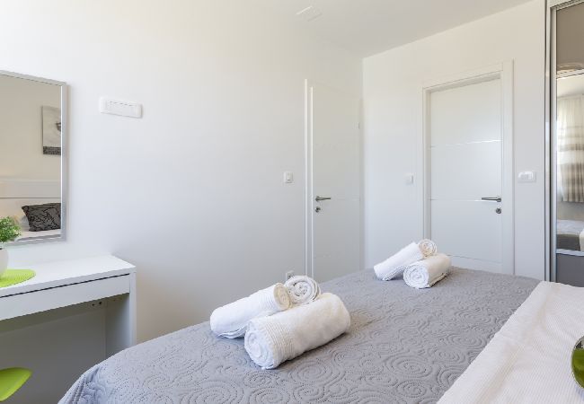 Apartamento en Podstrana - Apartamento en Podstrana-Sv.Martin con Balcón, Acondicionador, WIFI, Lavadora (4777-2) Apartamento en Podstrana - Apartamento en Podstrana-Sv.Martin con Balcón, Acondicionador, WIFI, Lavadora (4777-2)