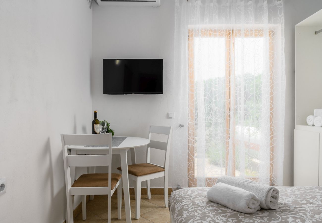 Estudio en Drenje - Estudio en Drenje con vista al mar, terraza, aire acondicionado, Wi-Fi (5235-9)
