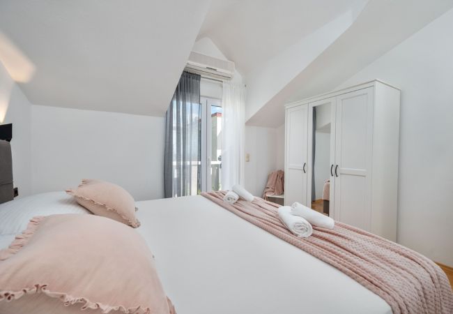 Apartamento en Duce - Apartamento en Duće con vista al mar, terraza, aire acondicionado y Wi-Fi (3423-4) Apartamento en Duce - Apartamento en Duće con vista al mar, terraza, aire acondicionado y Wi-Fi (3423-4)